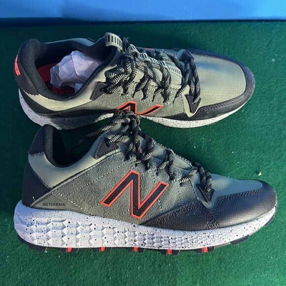 New Balance Men’s Trail Running Shoes Size 10 Gray Red Athletic Sneakers - Picture 2 of 7
